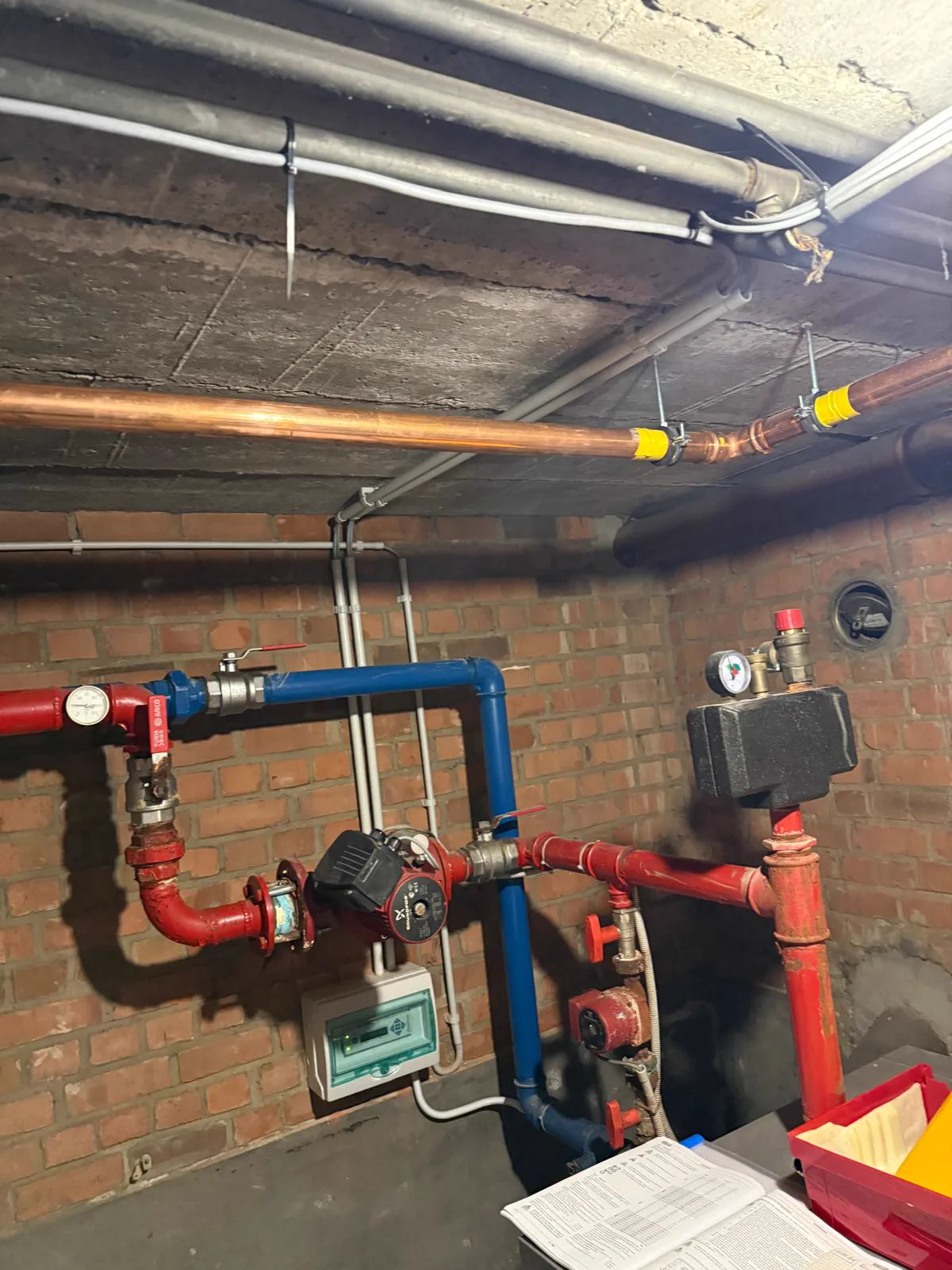 Technisch leidingwerk in centrale stookplaats van appartementsgebouw in Zulte