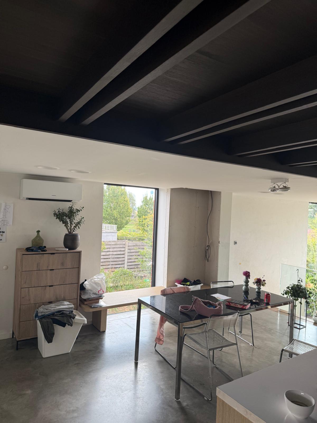 Binnenunit van de airco hoog tegen de wand in de eet- en keukenruimte van de woning in Elsegem