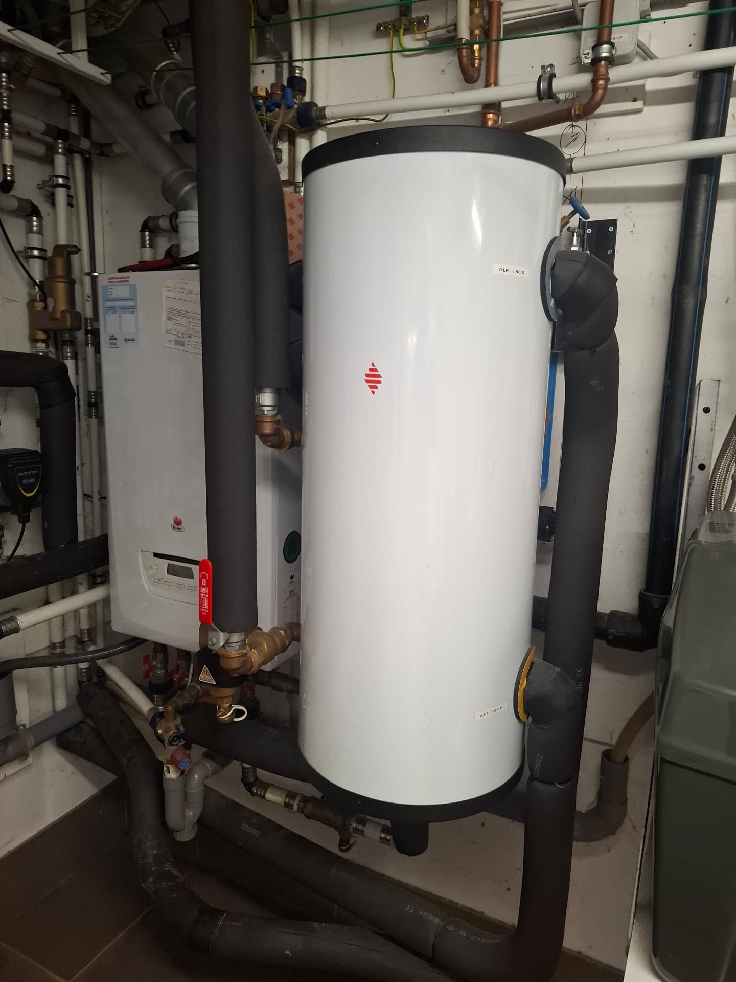 Buffervat naast bestaande gasketel in hybride warmtepompinstallatie in Kruisem